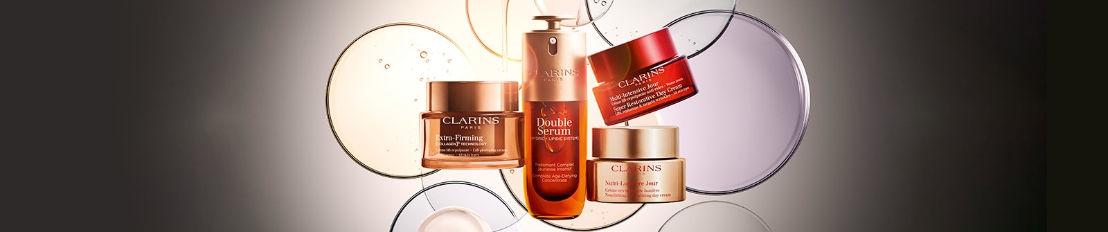 Produits de soin du visage Clarins, incluant Double Serum et crèmes anti-âge, présentés de manière élégante pour une boutique beauté.